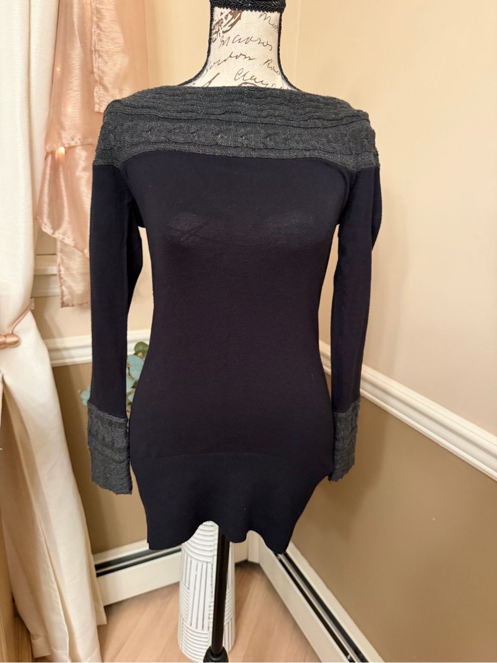 Venus Women's blk/grey Sweater with Gray Trim Size Small